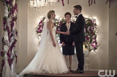 arrow 416 stephen amell emily bett rickards